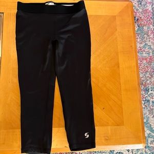 Black low rise soffe capri stretch pants